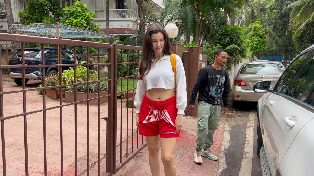 giorgia-andriani-was-spotted-in-bandra-looking-effortlessly-stylish-as-always